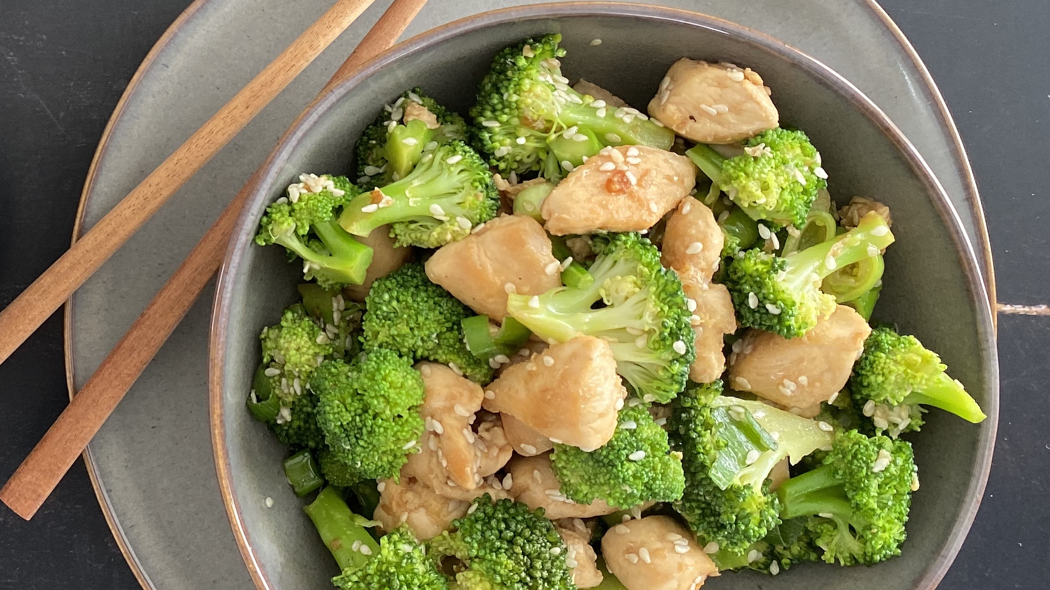 Kylling med sesam broccoli - inspireret middagsret