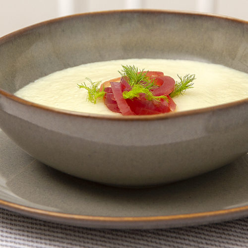 Nem blomkålssuppe med syltede rødløg