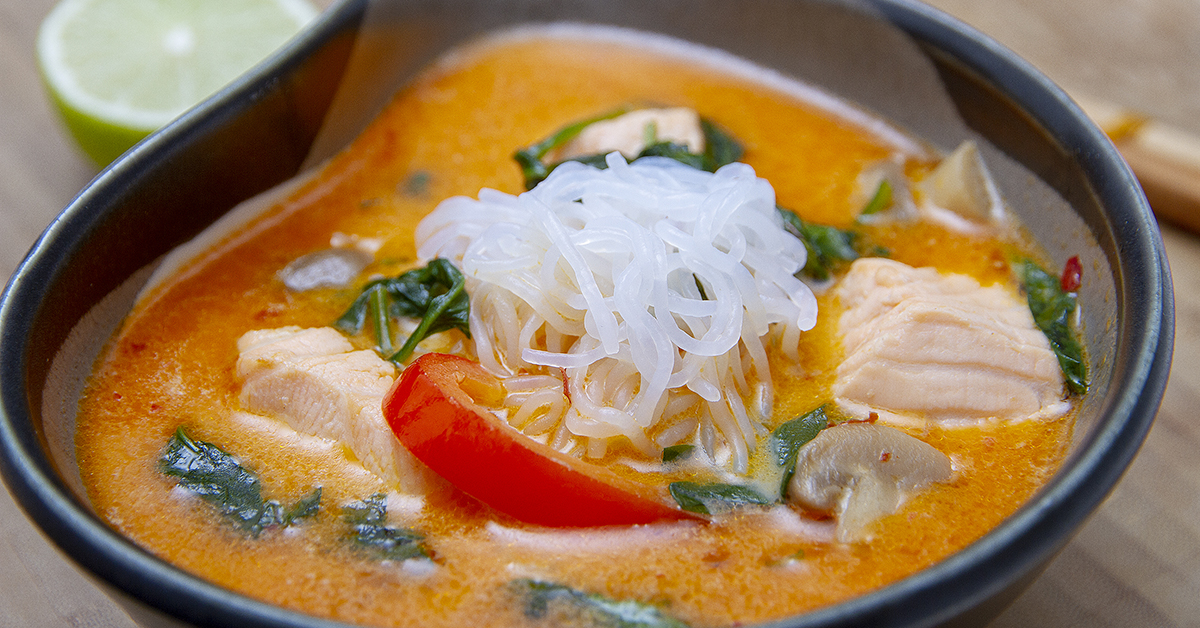 Thaisuppe med rød karrypasta og laks