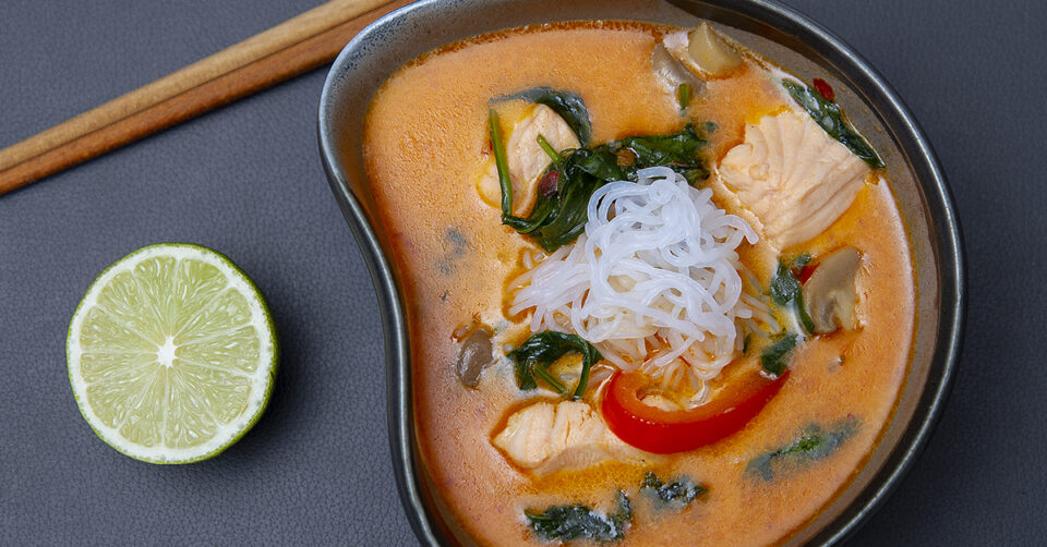 Thaisuppe med rød karrypasta og laks
