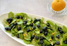 Grøn salat med babyspinat, appelsin og blåbær