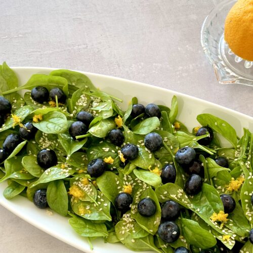 Grøn salat med babyspinat, appelsin og blåbær